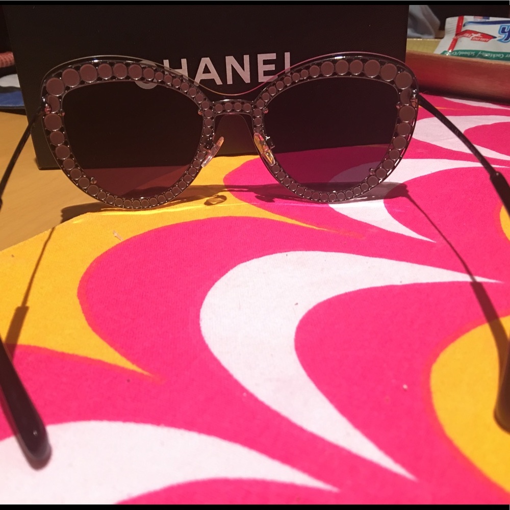 NIB! CHANEL 2018 Exclusive Vanity Fair Sunglasses - Picture 4 of 8